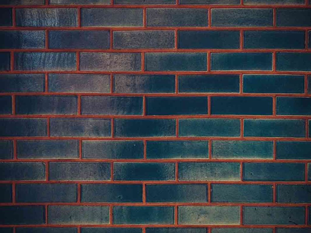 choisir des couleurs plus foncees pour retrecir visuellement le mur