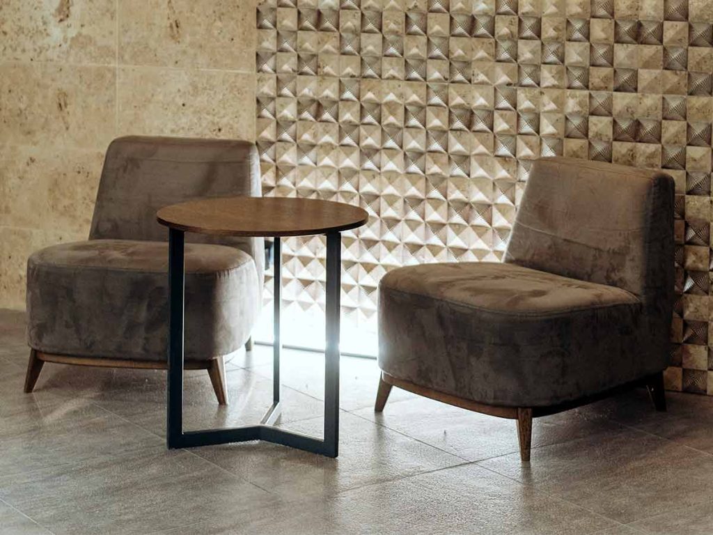 placer des meubles et des accessoires decoratifs sur le sol en dessous du mur