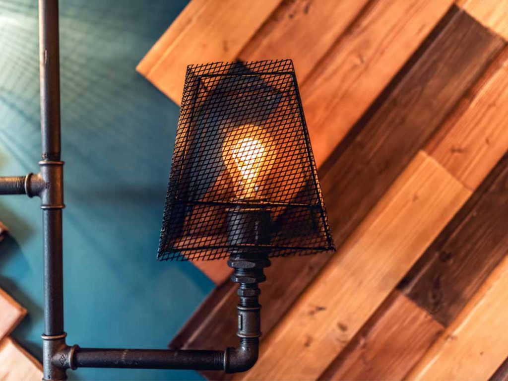 tuyau transformé en lampe style industriel