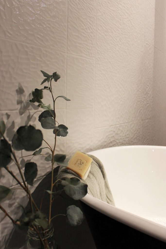 clés essentielles pour bien choisir son carrelage de salle de bain en 2025 au delà de l'esthétique