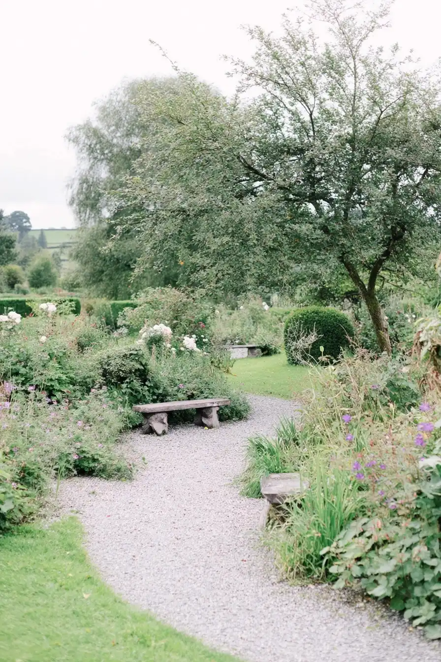 créer un jardin anglais guide complet pour un espace romantique et sauvage