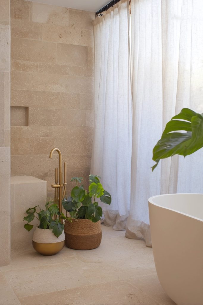 l'Élégance intemporelle des pierres naturelles et de leurs imitations sublimes pour votre salle de bain