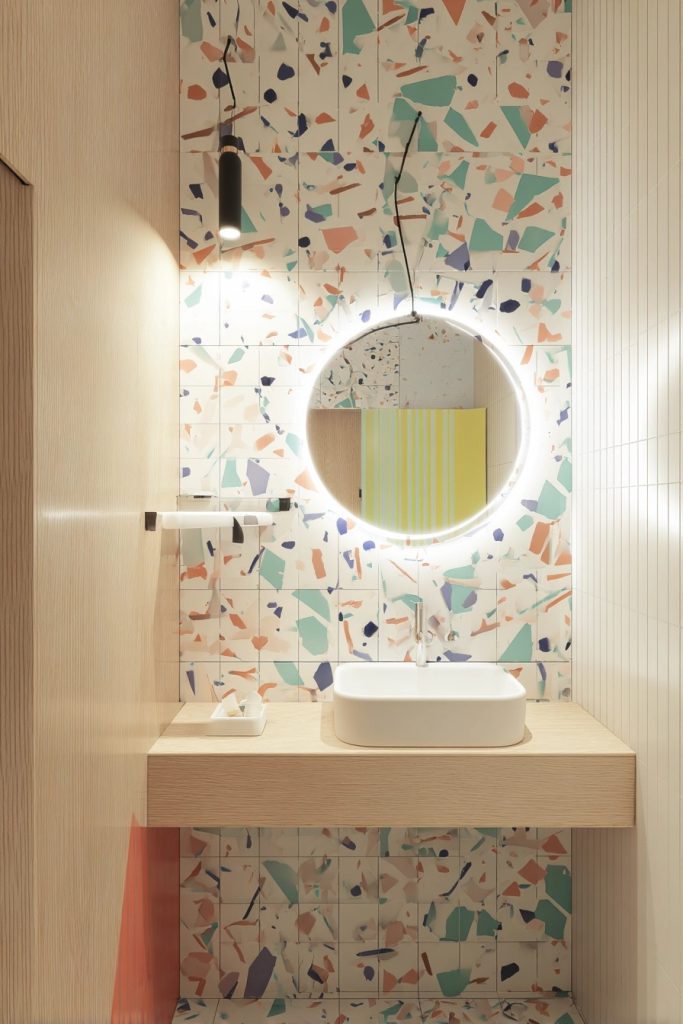 oser la différence terrazzo ludique et reliefs subtils pour une salle de bain au caractère unique