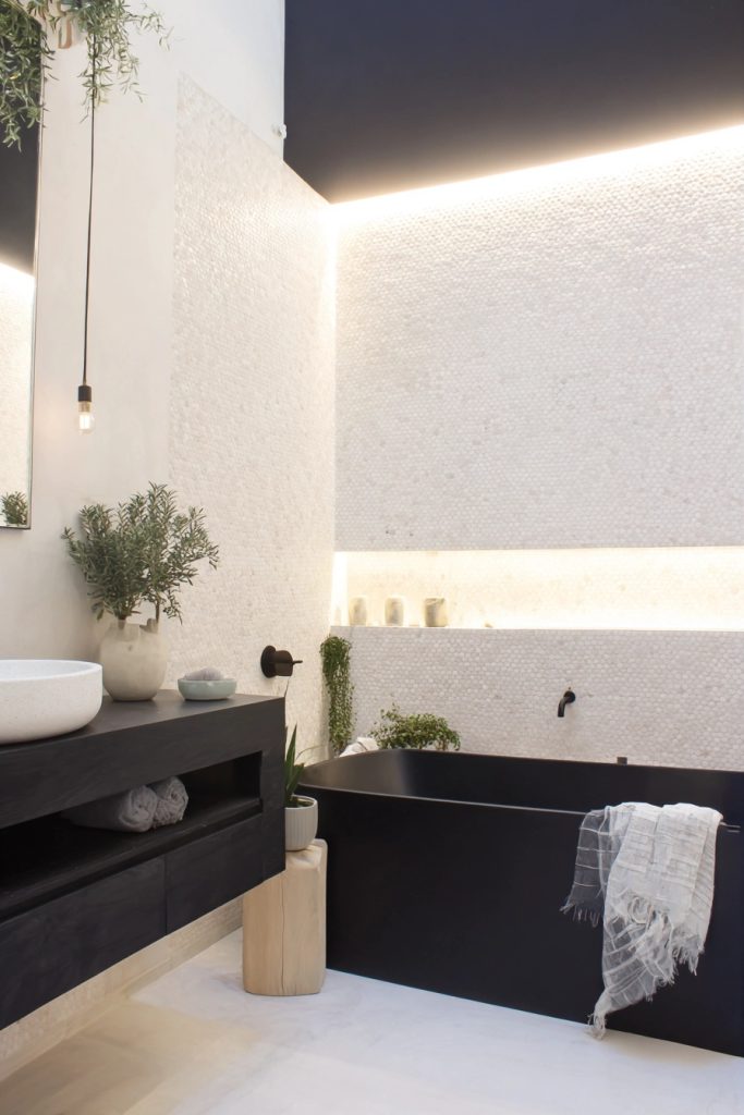 douche ou baignoire le choix crucial pour votre sanctuaire noir et blanc