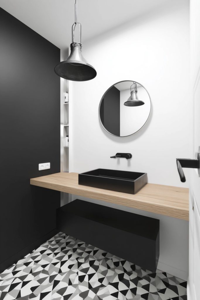 l'art du carrelage des motifs et rythmes audacieux pour votre salle de bain en noir et blanc