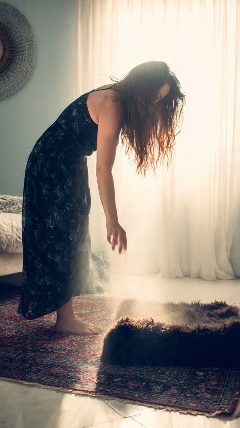 femme qui nettoie un tapis avec de