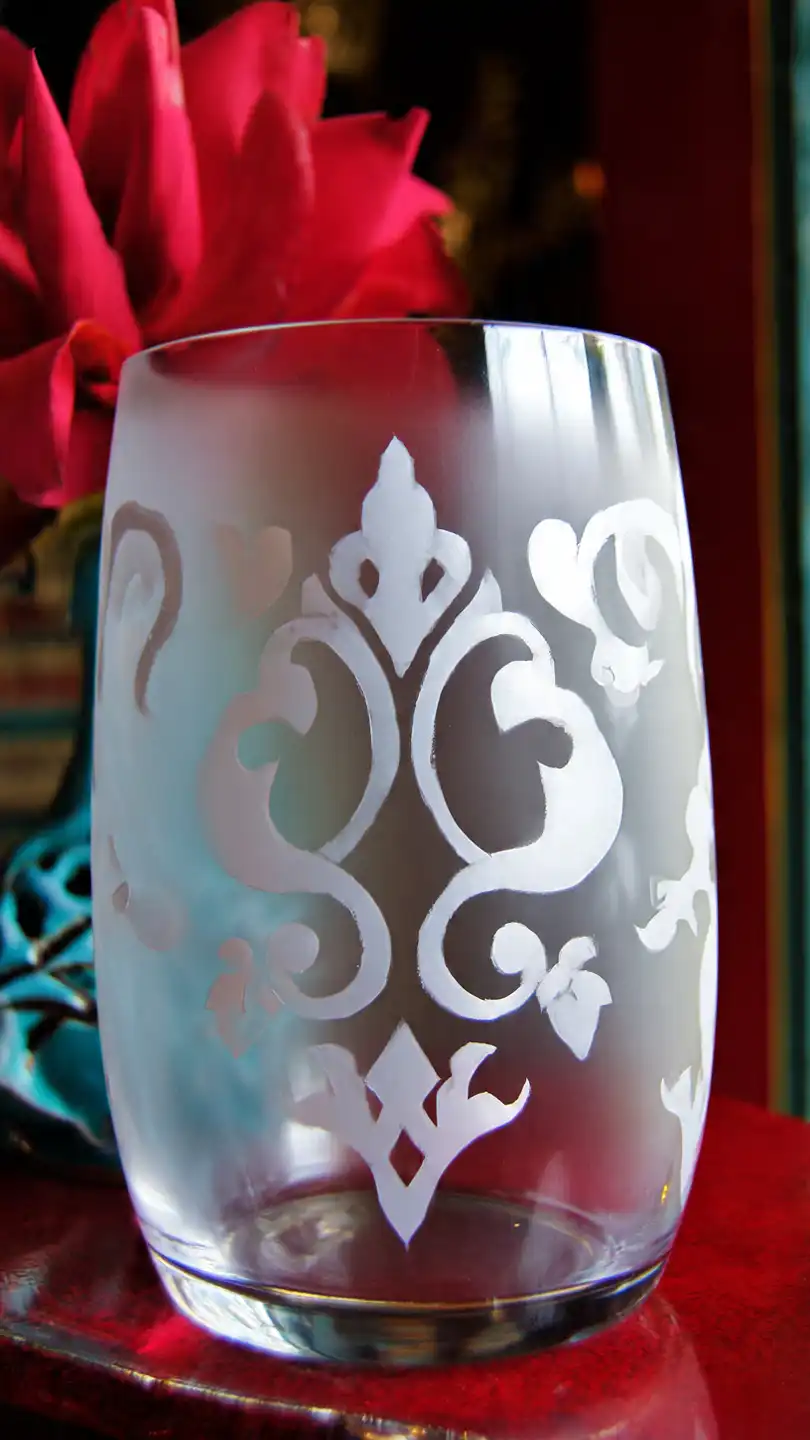 motif d licat appliqu au pochoir sur un (1)