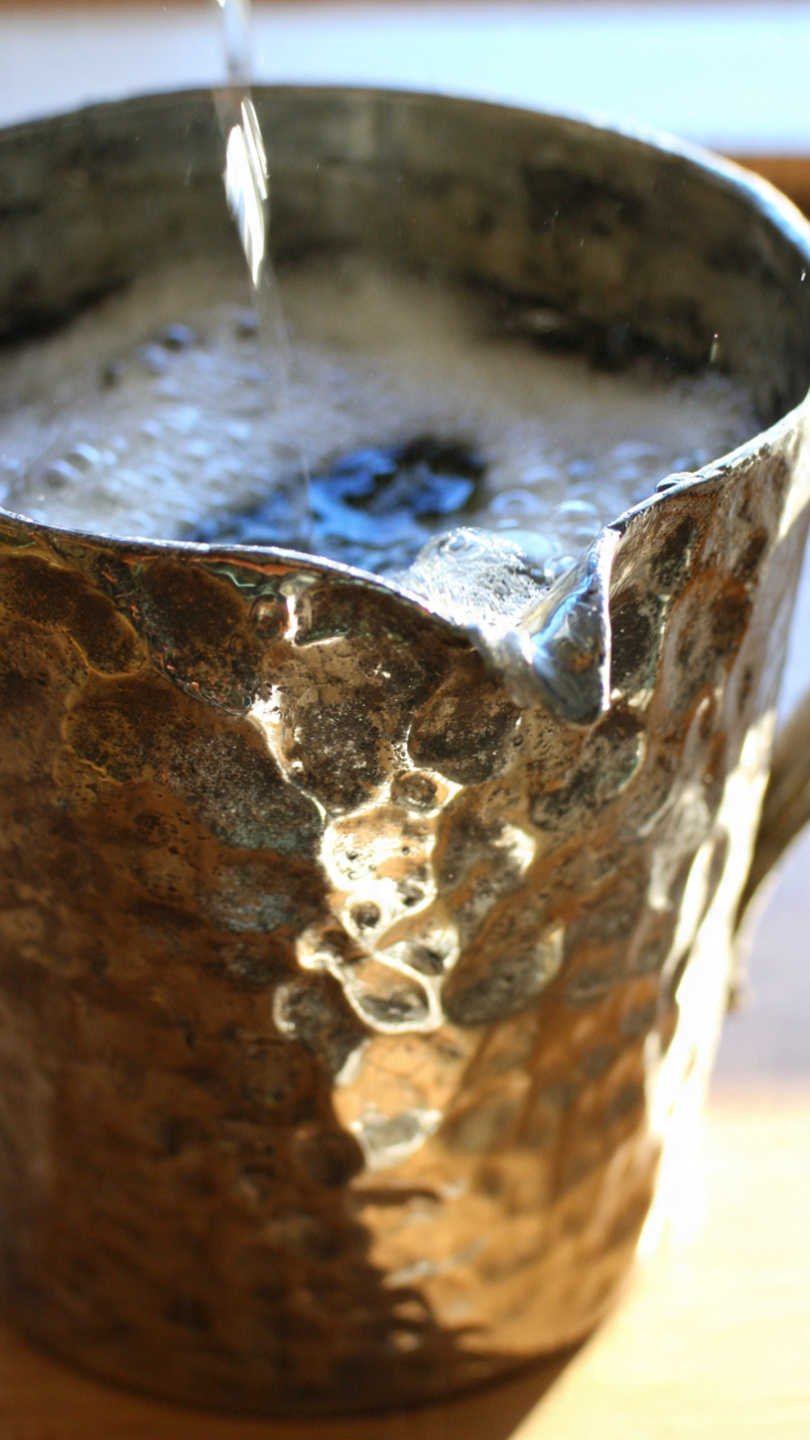 nettoyage d une carafe en tain avec du