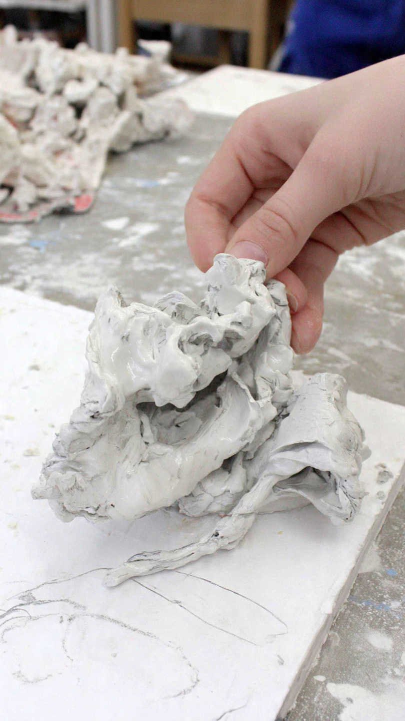 personne qui frotte d licatement un objet en