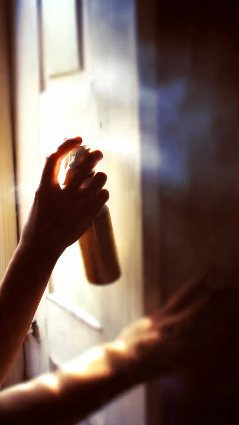 personne utilisant un spray naturel le long