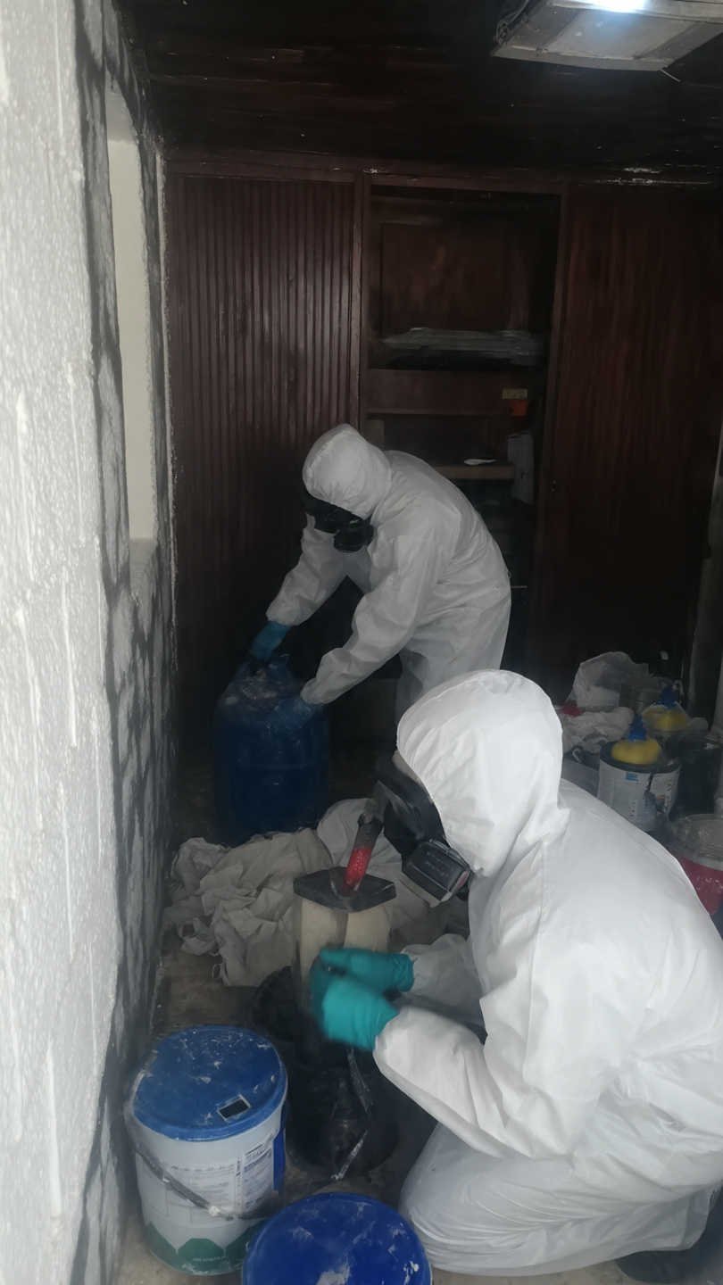 quipe d artisans rge certifi s en train d isoler