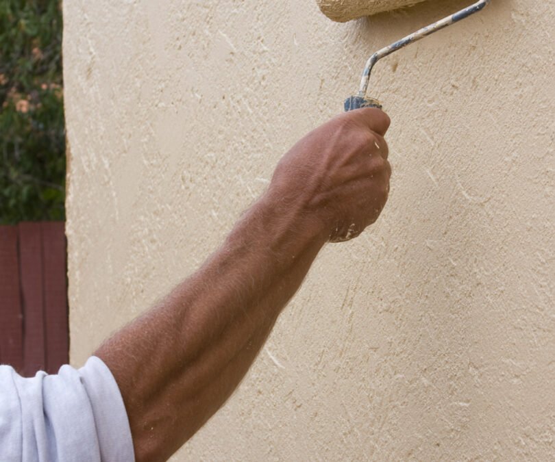 rouleau de peinture posant une couche sur