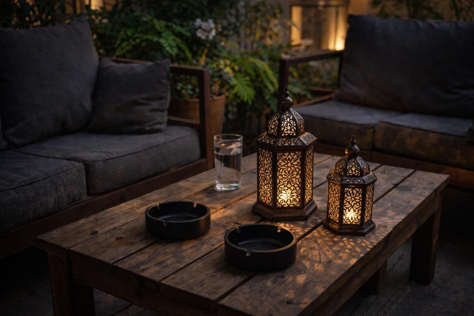 Lanternes tamisées et cendriers pratiques : créer un coin détente plein de style