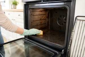 Nettoyage manuel d’un four froid avec une éponge non abrasive